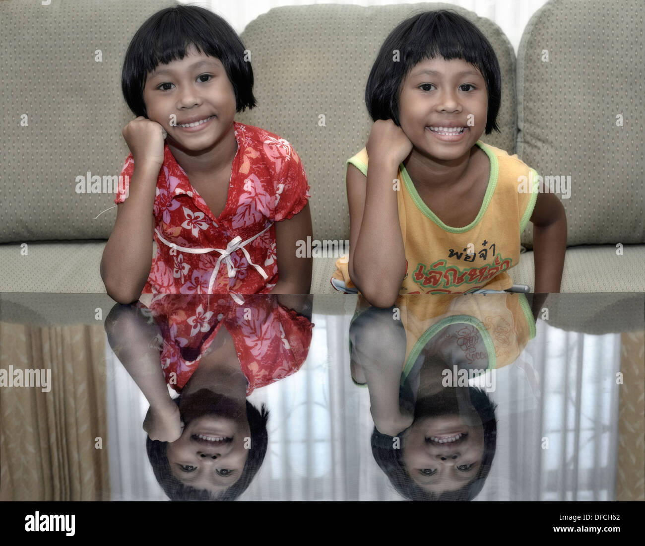 Jumeaux. Jumeaux thaïlandais identiques, sœurs de 6 ans. Thaïlande enfants S. E. Asie Banque D'Images