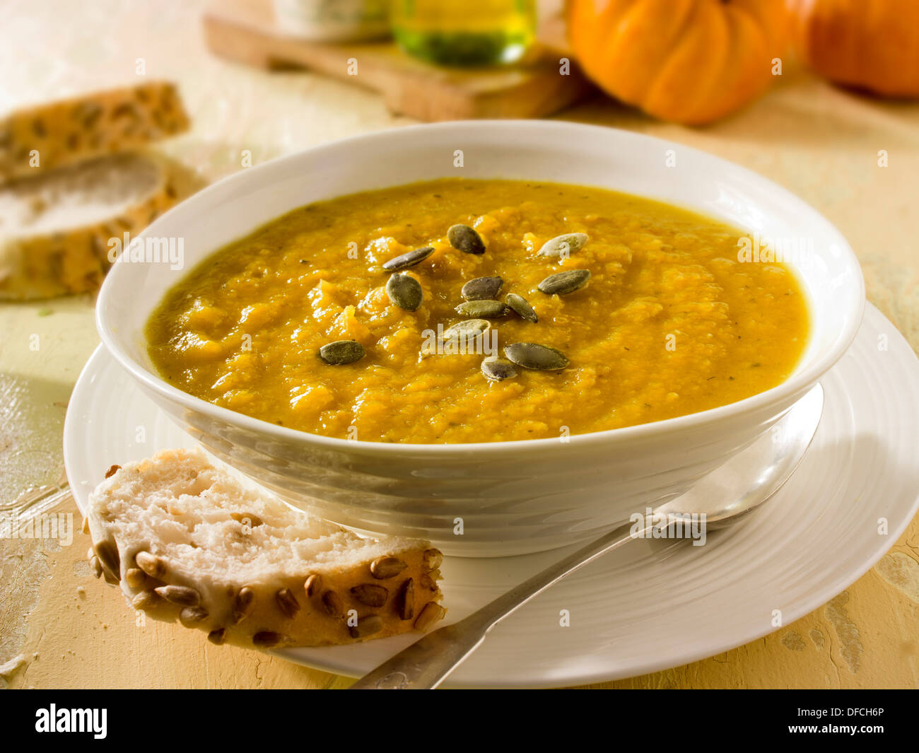 Soupe de potiron dans un bol de soupe avec du pain blanc Banque D'Images