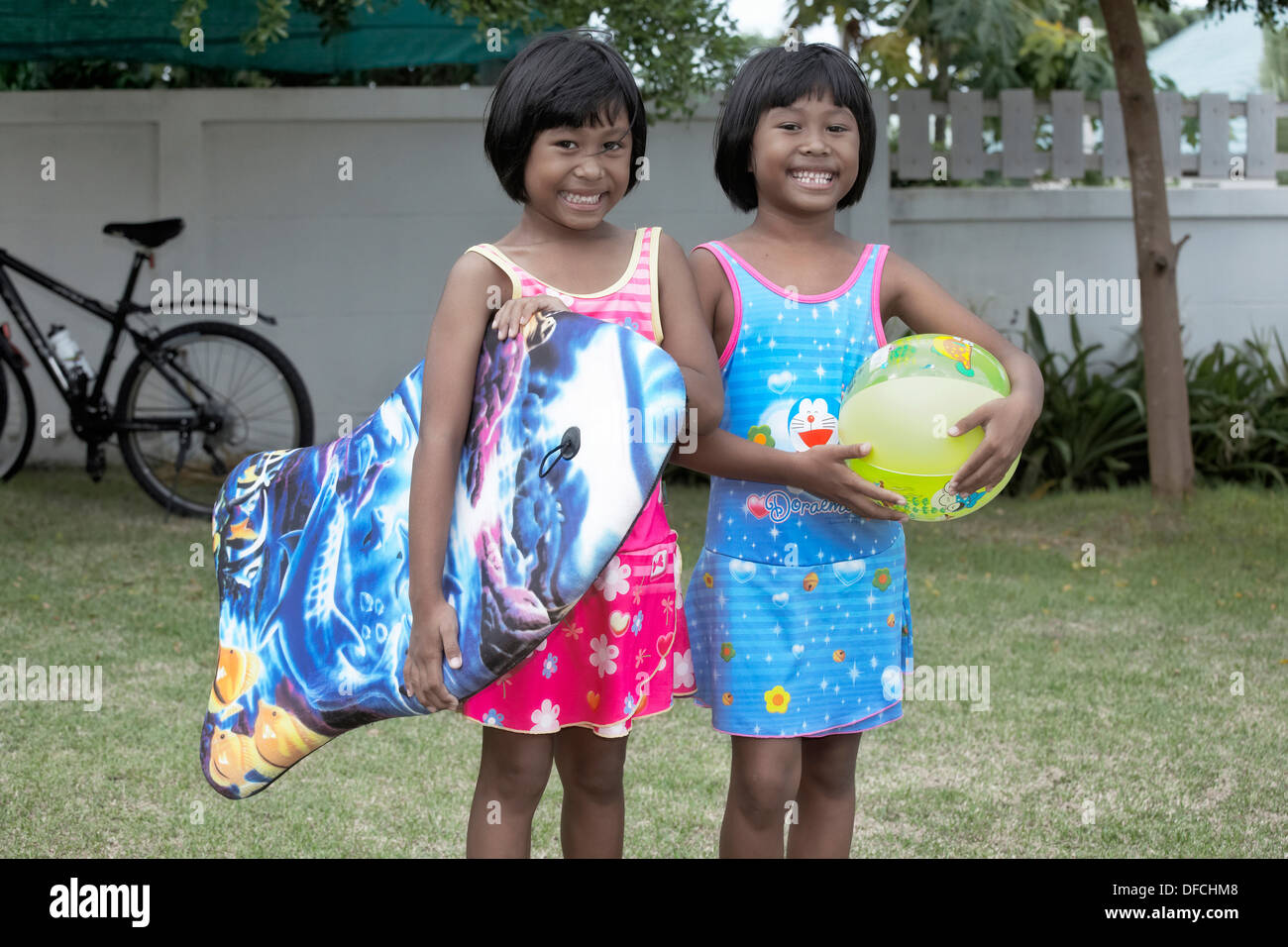 Jumeaux. Jumeaux thaïlandais identiques, sœurs de 6 ans. Thaïlande enfants S. E. Asie Banque D'Images