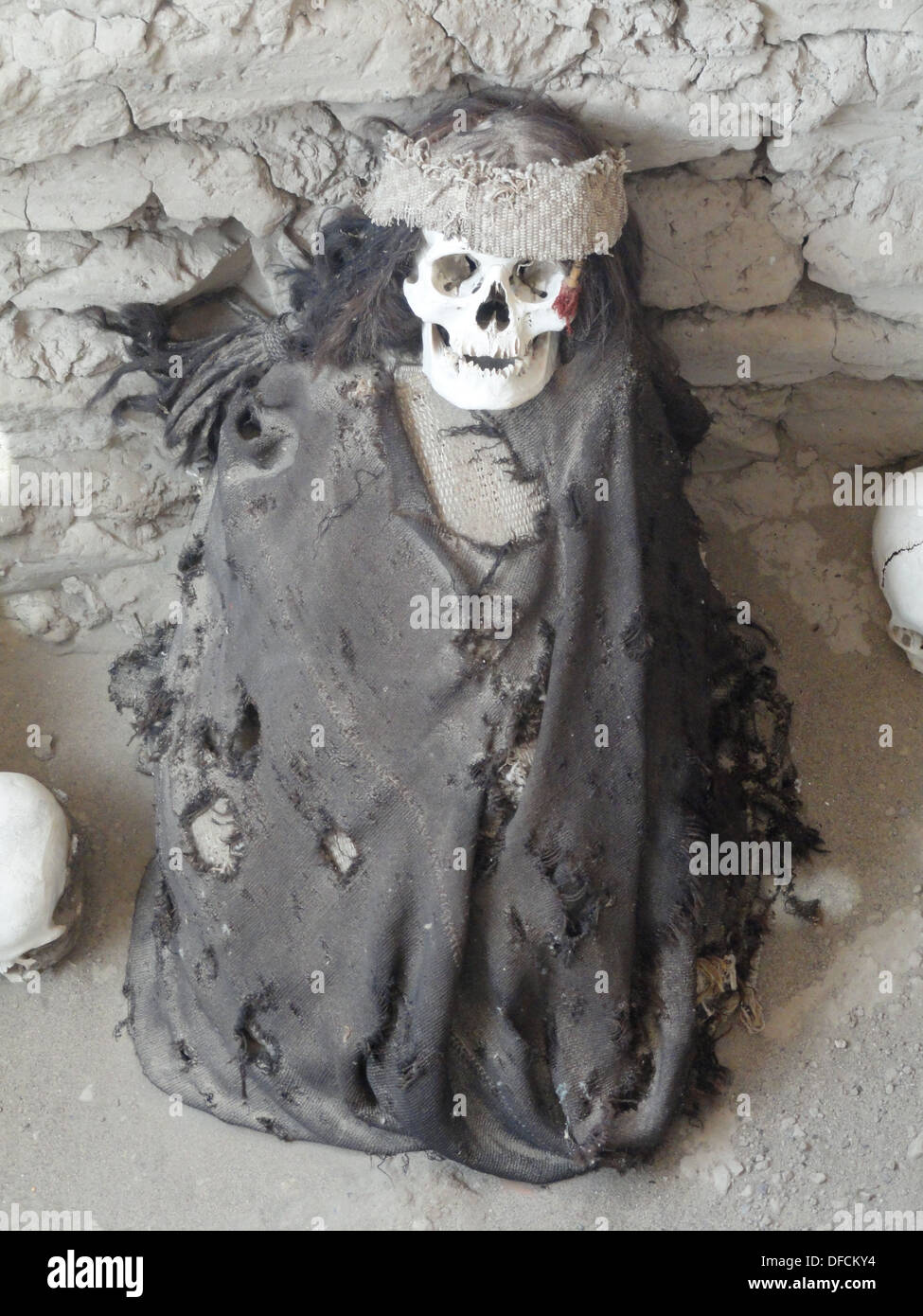 Les restes humains momifiés dans le cimetière de Chauchilla près de Nazca, Pérou Banque D'Images