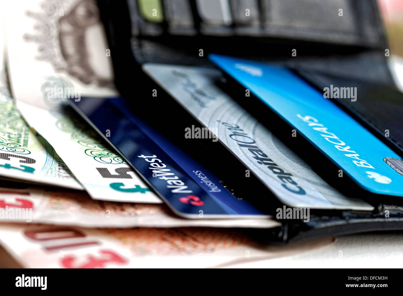 Gros plan du portefeuille en cuir ouvert montrant les billets de banque britanniques anglais billets de banque argent comptant et cartes de crédit de débit bancaire Angleterre Royaume-Uni Banque D'Images