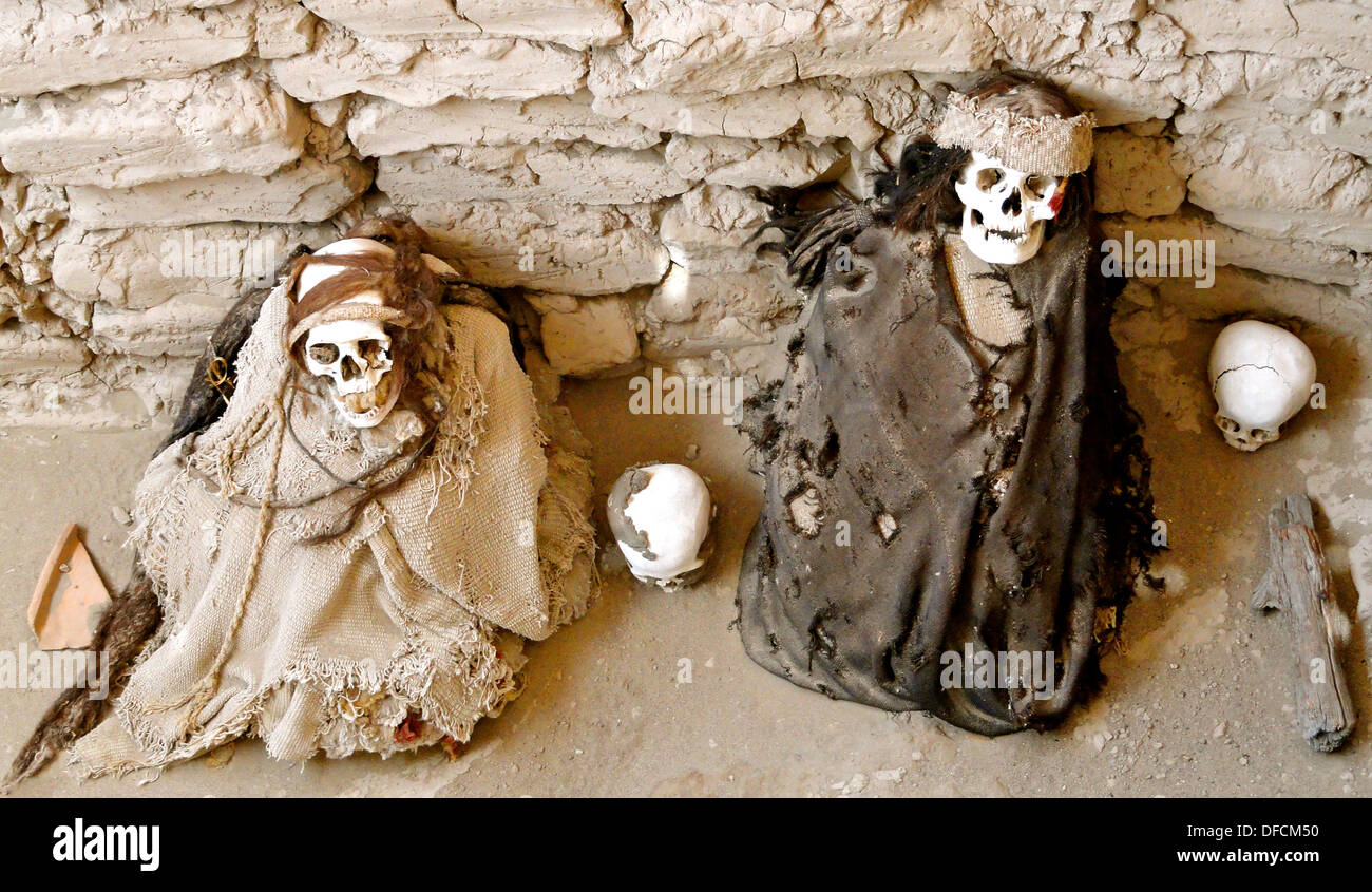 Les restes humains momifiés dans le cimetière de Chauchilla près de Nazca, Pérou Banque D'Images