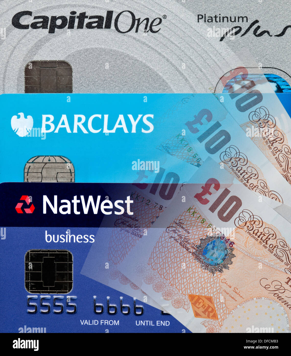 Les cartes de crédit et les notes de dix livres en anglais Banque D'Images