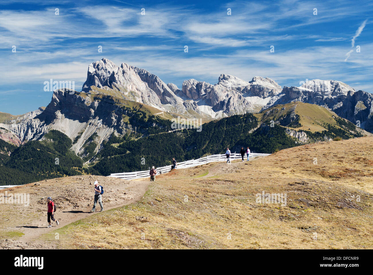 Les randonneurs à pied sur un sentier de montagne Banque D'Images