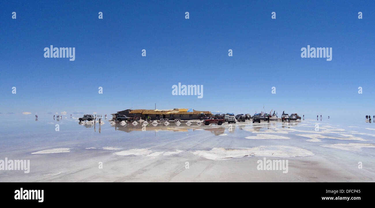 L'Uyuni et hôtel de sel en saison des pluies. Salar de Uyuni, Bolivie Banque D'Images