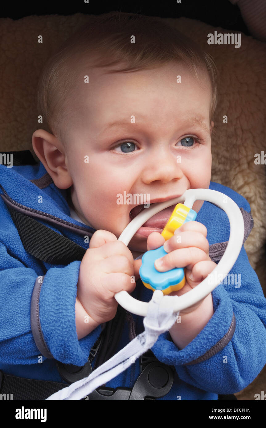 Baby Boy sitting en buggy avec bell vibrant Banque D'Images
