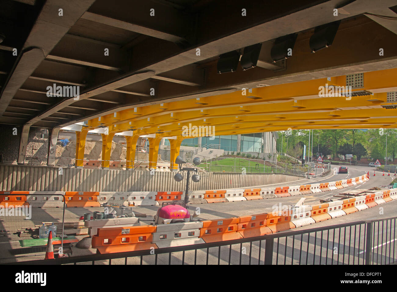 Une vue sous le pont du chemin d'acier d'être élargie dans la station de lecture dans le cadre de l'extension, de renouvellement. Banque D'Images
