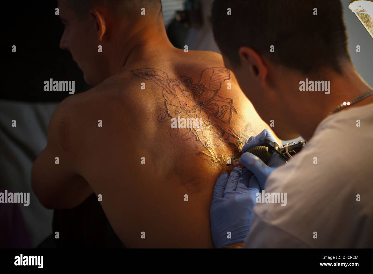 Un tatoueur créer nouveau tatouage lors de la Convention de Tatouage 2013 à Katowice, Pologne. Banque D'Images