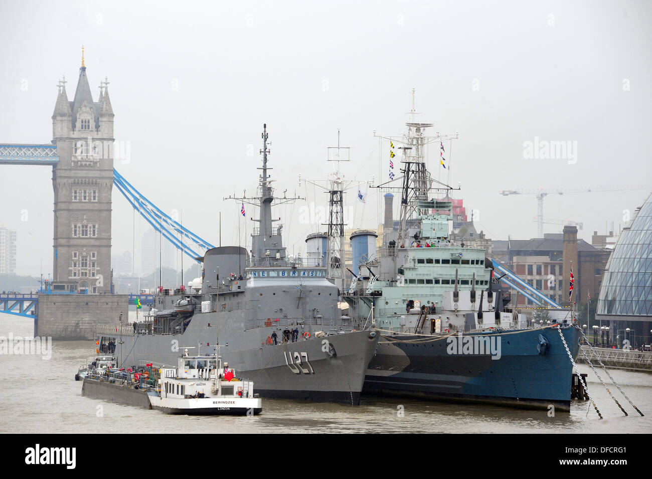 Londres, Royaume-Uni. 09Th Oct, 2013. Navire École de la marine brésilienne BRASIL U27 contre le HMS Belfast amarré sur la Tamise Londres 02/10/2013 Credit : JOHNNY ARMSTEAD/Alamy Live News Banque D'Images