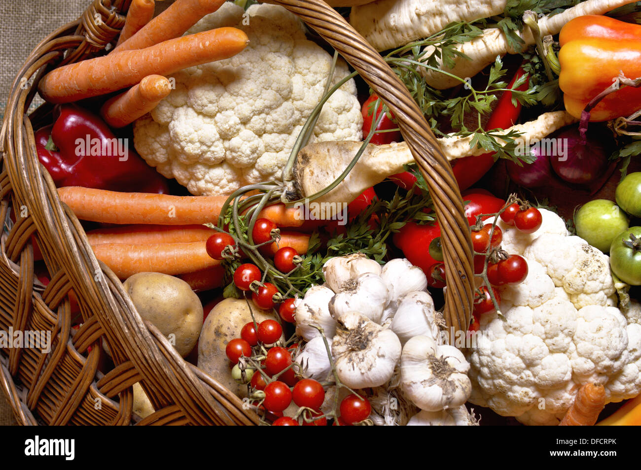 Assortiment de différents légumes frais biologiques dans le panier. Banque D'Images