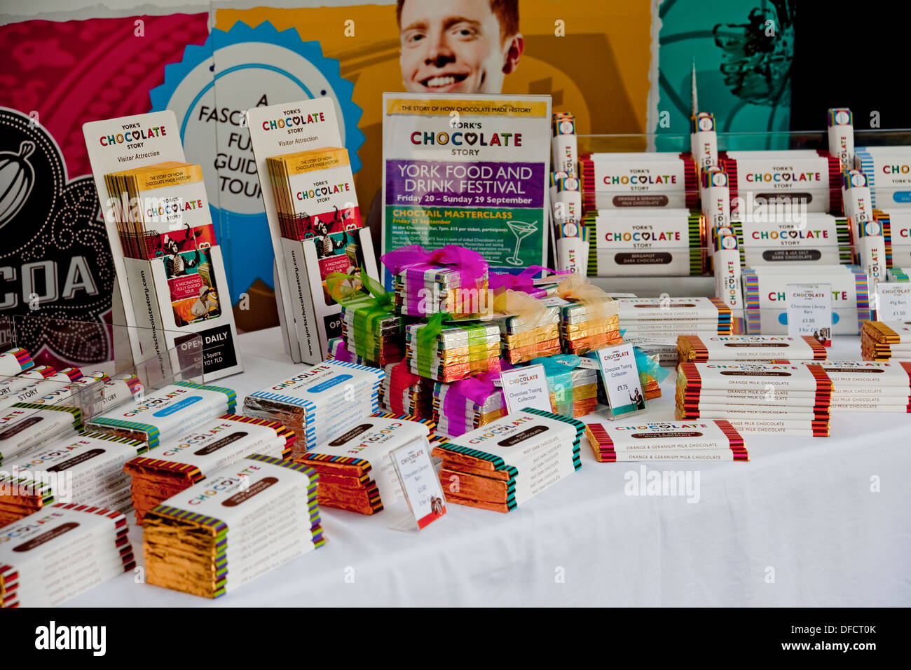 Gros plan de barres de chocolats au chocolat sur le stand du festival annuel Food & Drink Street Market York North Yorkshire Angleterre Royaume-Uni Banque D'Images