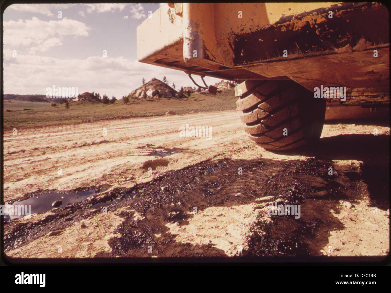 Les véhicules de construction se trouvent sur un site de construction ferroviaire dans le bassin de Sarpy, où des voies sont posées pour transporter le charbon, un élément clé de l'industrie régionale. Banque D'Images