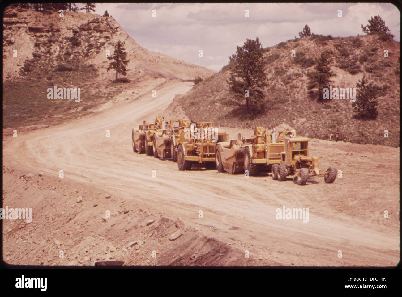 Des véhicules de construction sont vus sur un chantier de construction ferroviaire dans le bassin de Sarpy, où un nouveau chemin de fer est en construction pour transporter le charbon. Le projet reflète le développement des infrastructures en cours pour soutenir les industries charbonnières. Banque D'Images