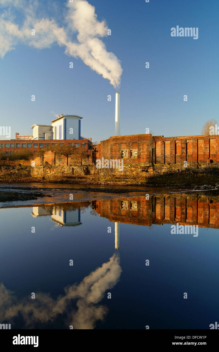 UK,Yorkshire du Sud, Sheffield, incinérateur Veolia & Réflexions dans la rivière Don Banque D'Images