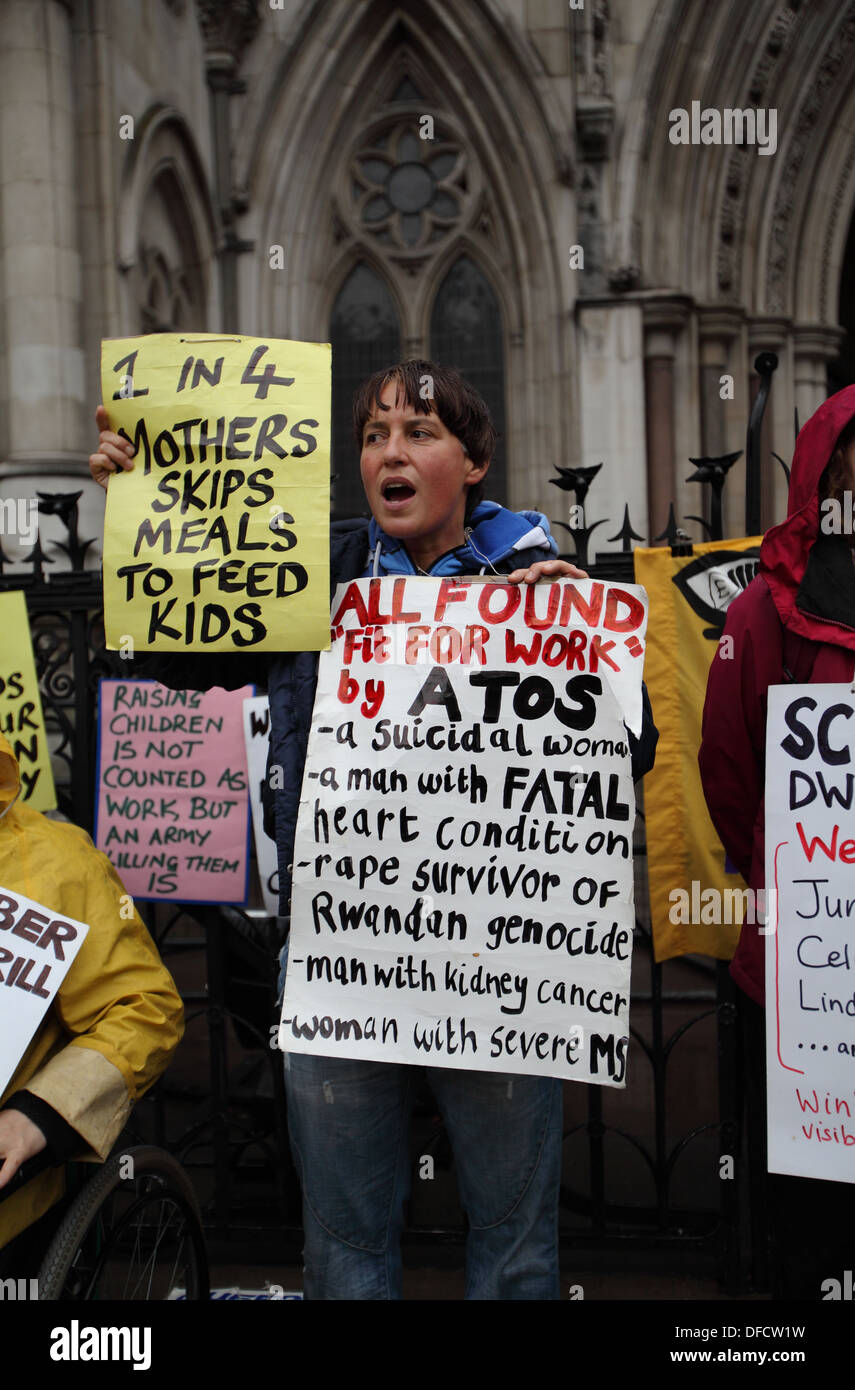 Les manifestants contre les réductions d'impôt et d'une chambre à l'extérieur de la Haute Cour pour un défi pour la réduction du gouvernement conservateur, England, UK Banque D'Images