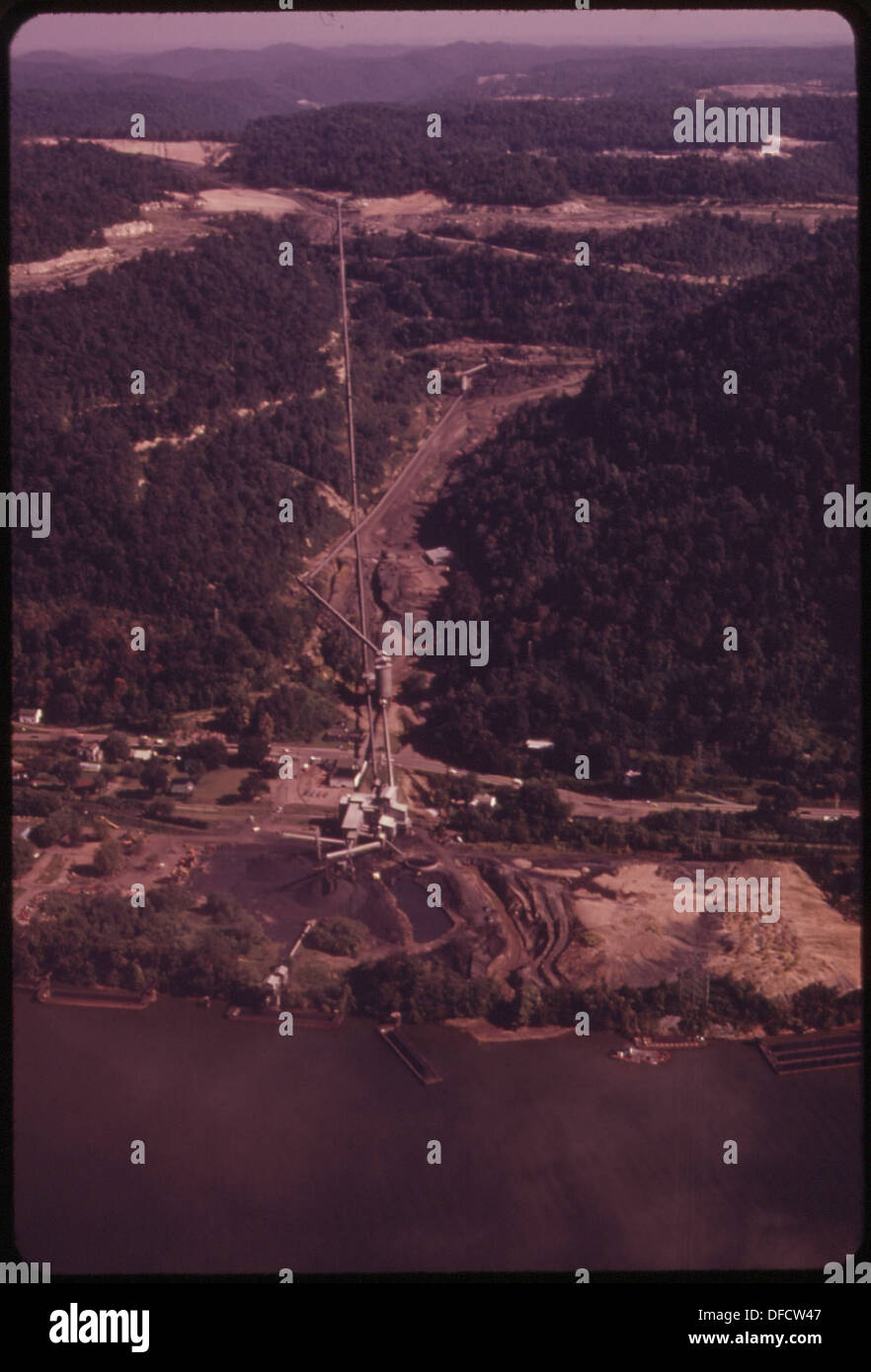 Les convoyeurs transportent le charbon à l'usine Valley Camp sur la rivière Kanawha, où le charbon est traité. L'image met en évidence les processus industriels essentiels à la production d'énergie et à l'activité économique régionale. Banque D'Images