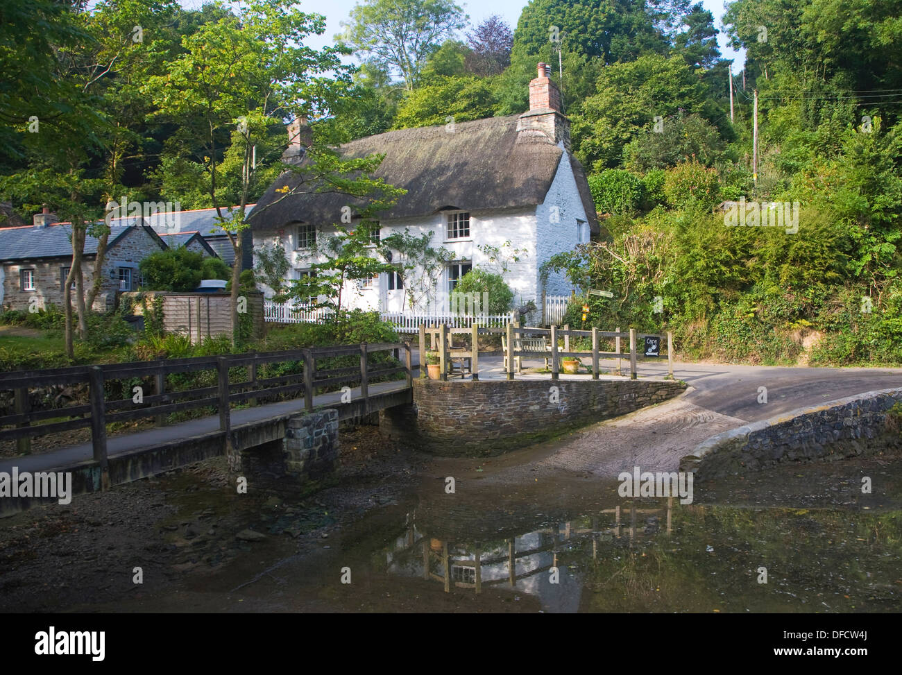 Jolie chaumière traditionnelle dans le village de village Helford, Cornwall, Angleterre Banque D'Images