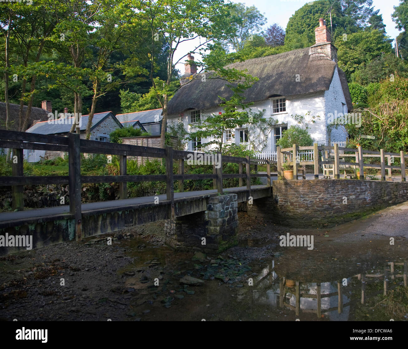 Jolie chaumière traditionnelle dans le village de lits jumeaux, Cornwall, England, UK Banque D'Images