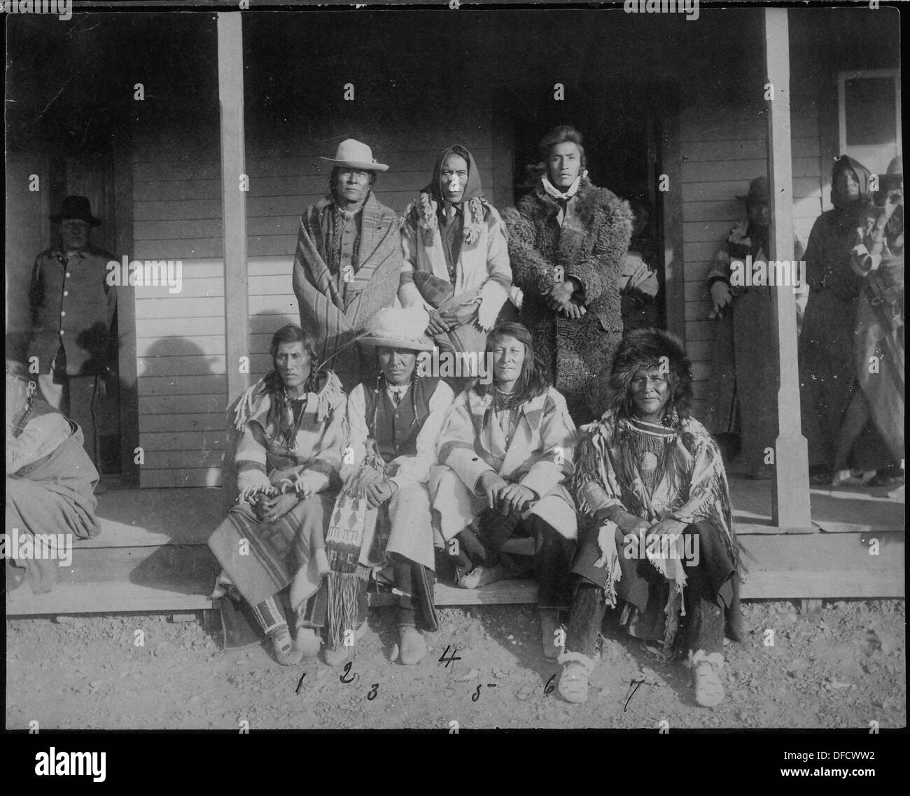 Crow Tribe, Chef Principal (1. Joli Eagle, chef principal, 2. Nez de Bull, 3. Spotted Horse, 4. Chasseur ennemi, 5... 533060 Banque D'Images