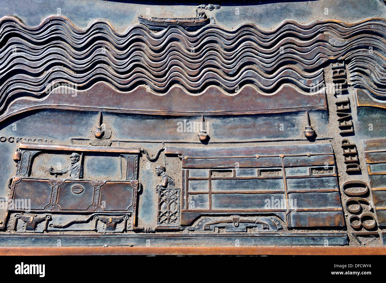 Londres, Angleterre, Royaume-Uni. Détail de la base du cadran solaire de Tower Hill - 1890 - Premier niveau profond tunnels tube Banque D'Images