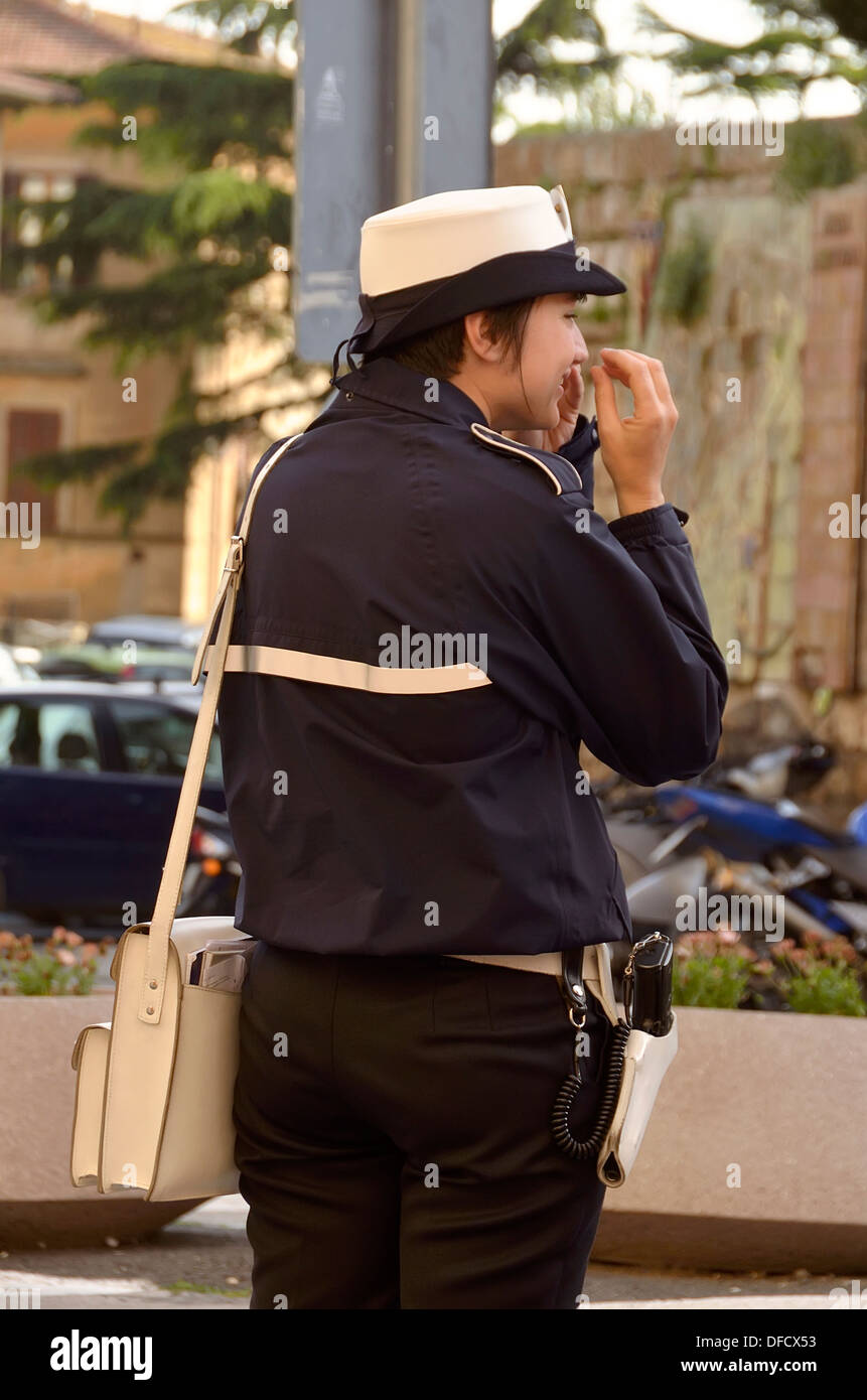 Une policière avec un fusil et un sac à main à Massa Marittima, Italie. Banque D'Images