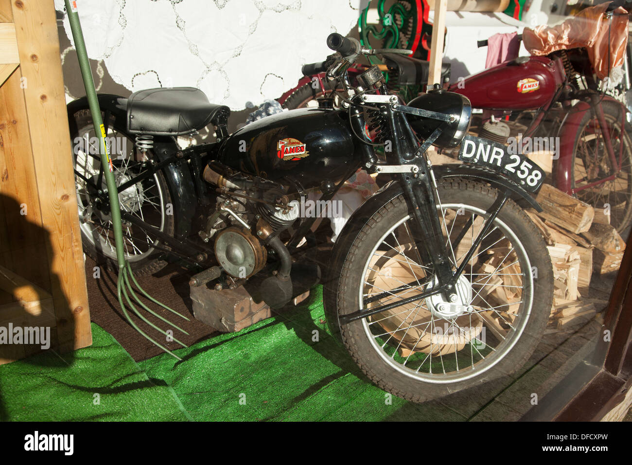 Vintage moto dans une vitrine pendant des années 1940 festival week-end Sheringham Banque D'Images