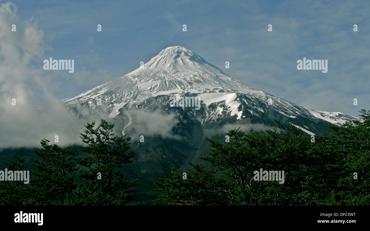 Le Volcan Lanin sur la frontière entre le Chili et l'Argentine dans le nord de la patagonie Banque D'Images