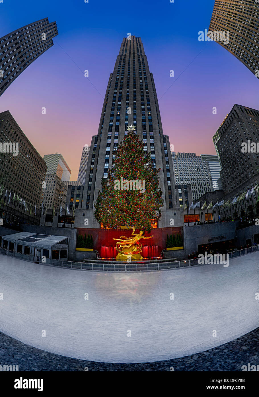 L'arbre de Noël du Rockefeller Center à la patinoire pendant l'heure du crépuscule dans la ville de New York. Banque D'Images