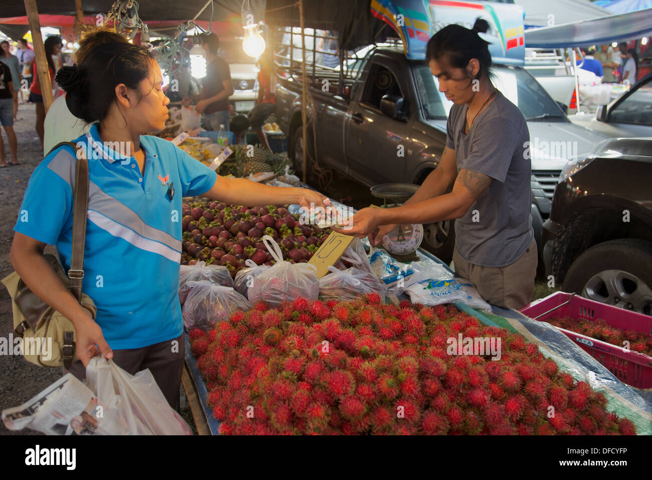 Étal de fruits frais dans un marché thaïlandais Banque D'Images