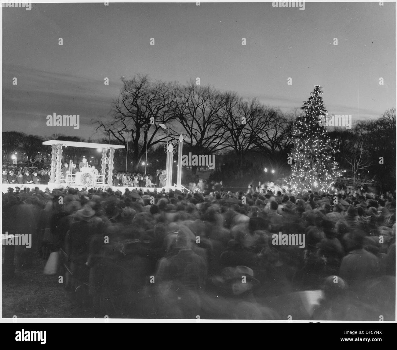 Une vue à distance du président Truman prenant la parole lors des cérémonies pour l'éclairage de l'arbre de Noël de la Maison Blanche, marquant un événement de vacances important dans la capitale nationale. Banque D'Images