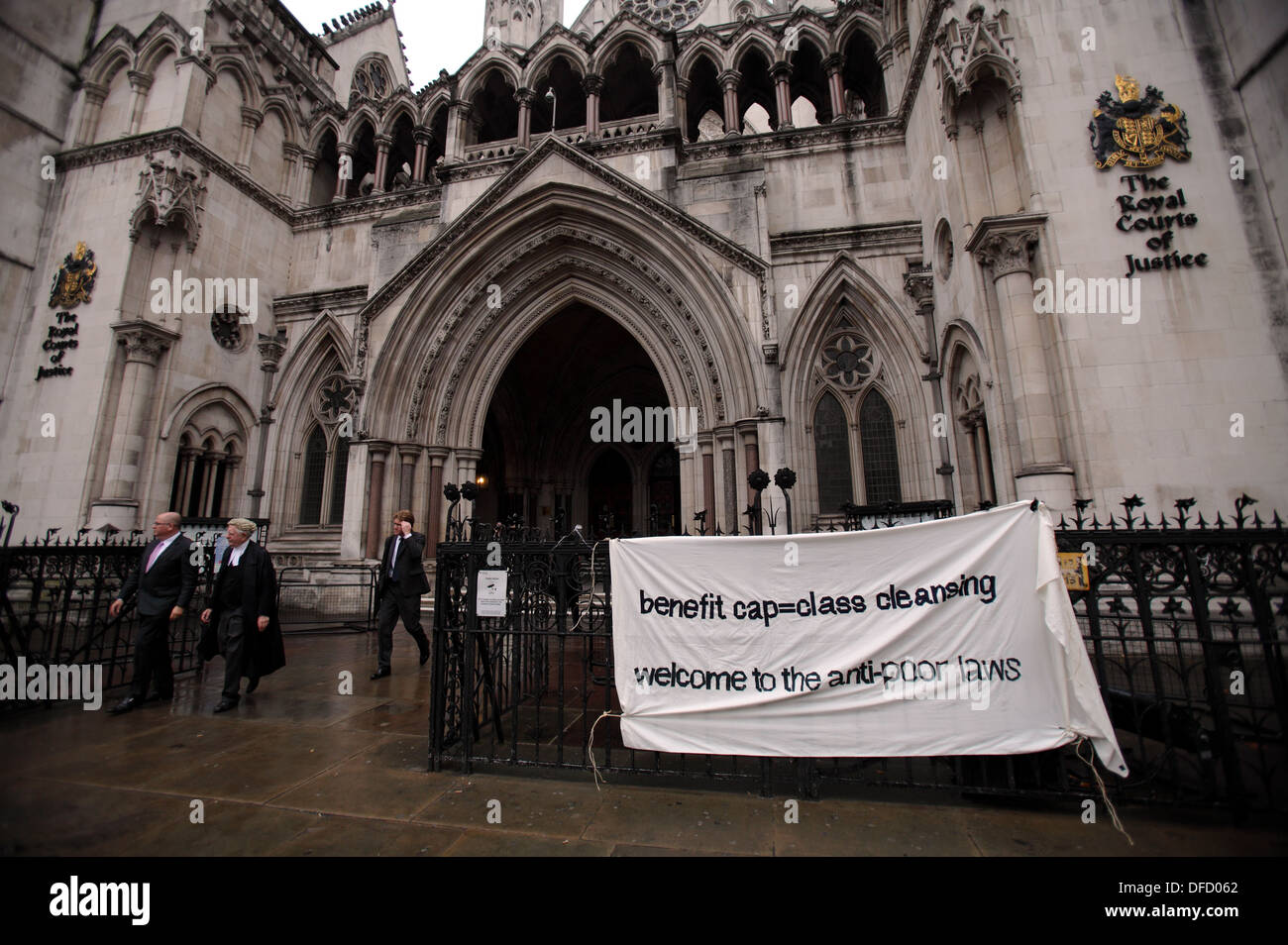 Les manifestants contre les réductions d'impôt et d'une chambre à l'extérieur de la Haute Cour pour une contestation judiciaire de la compressions du gouvernement conservateur, England, UK Banque D'Images