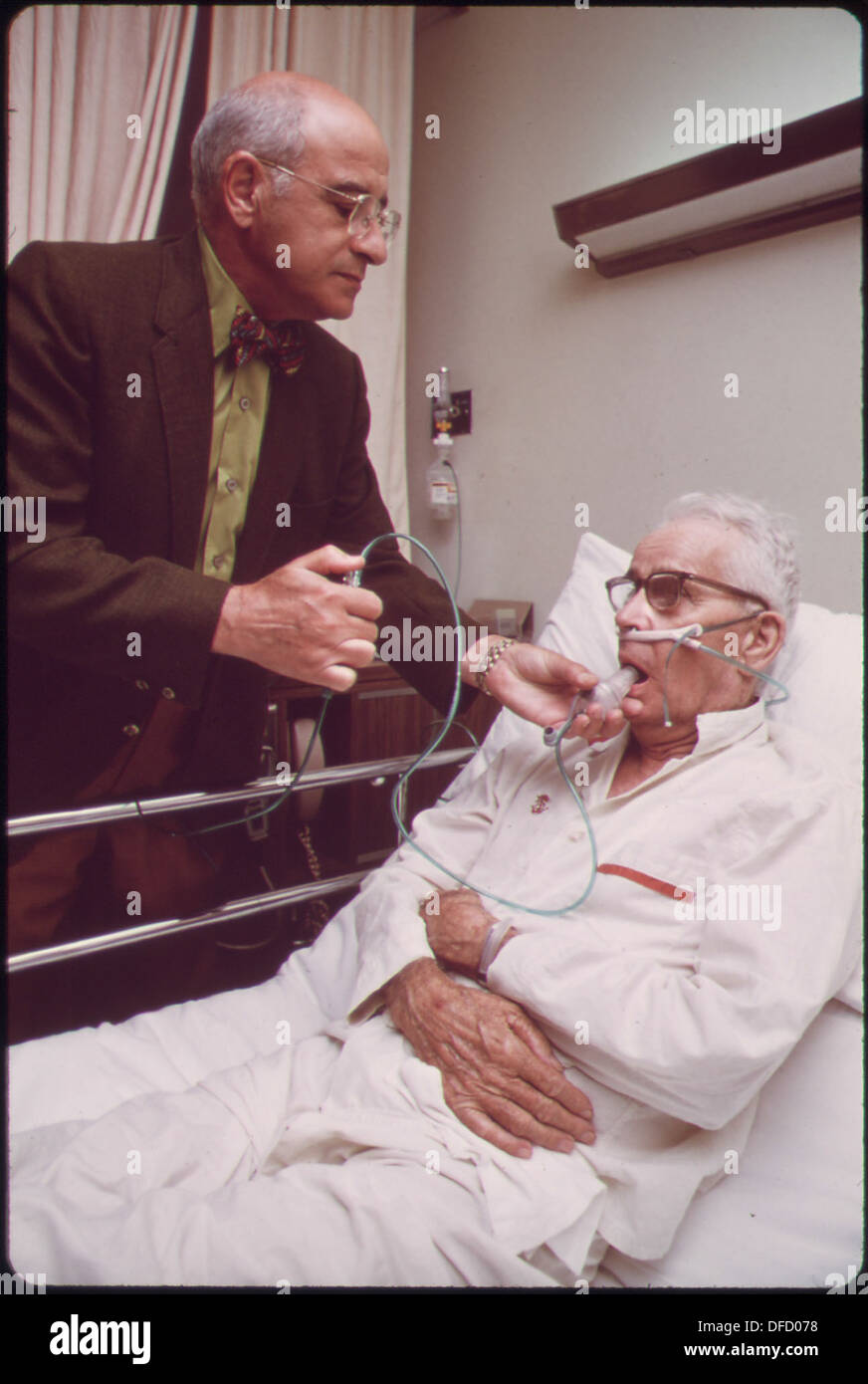 Dr. A.H. Russakoff assiste un patient souffrant de maladie pulmonaire rouge, une affection respiratoire causée par l'inhalation de poussière de minerai de fer dans les environnements miniers, qui affecte les poumons au fil du temps. Banque D'Images