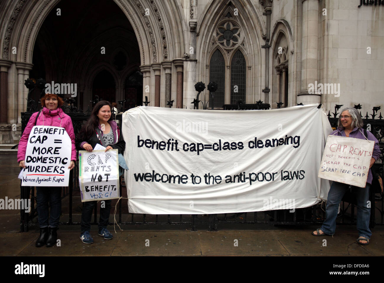 Les manifestants contre les réductions d'impôt et d'une chambre à l'extérieur de la Haute Cour pour une contestation judiciaire de la compressions du gouvernement conservateur, England, UK Banque D'Images