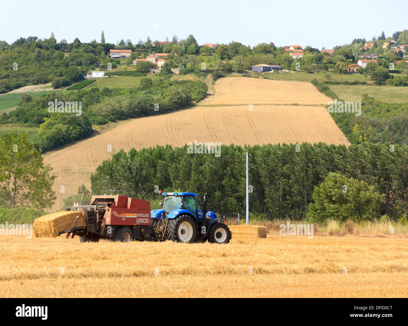 2 août 2013, près d'Issoire, Auvergne, France : être mis en balles de foin sur une ferme française Banque D'Images