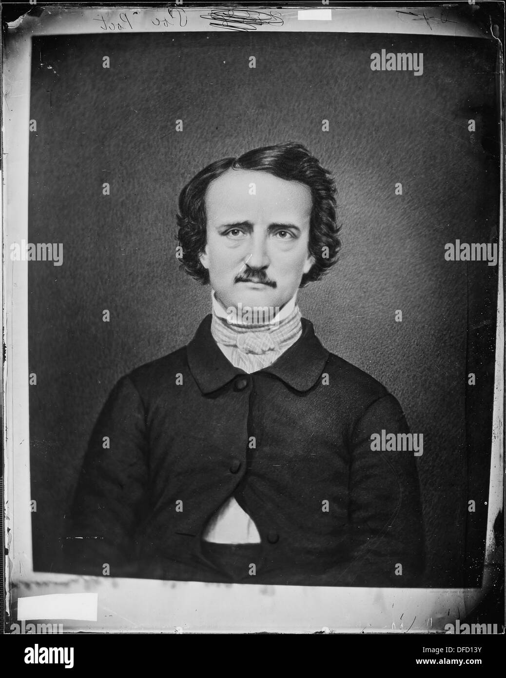 Edgar A. Poe, l'un des écrivains américains les plus influents, est surtout connu pour sa poésie, ses nouvelles et ses œuvres de fiction gothique. Son héritage dans la littérature américaine est marqué par l'écriture sombre et atmosphérique, et la création du genre de fiction détective. Banque D'Images