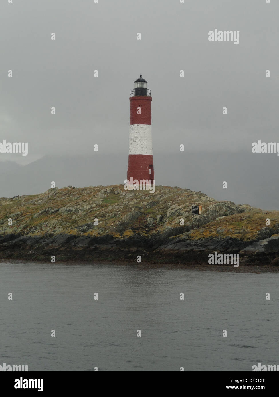 Les Eclaireurs Lighthouse dans le canal de Beagle près d'Ushuaia, Tierra del Fuego, Argentina Banque D'Images