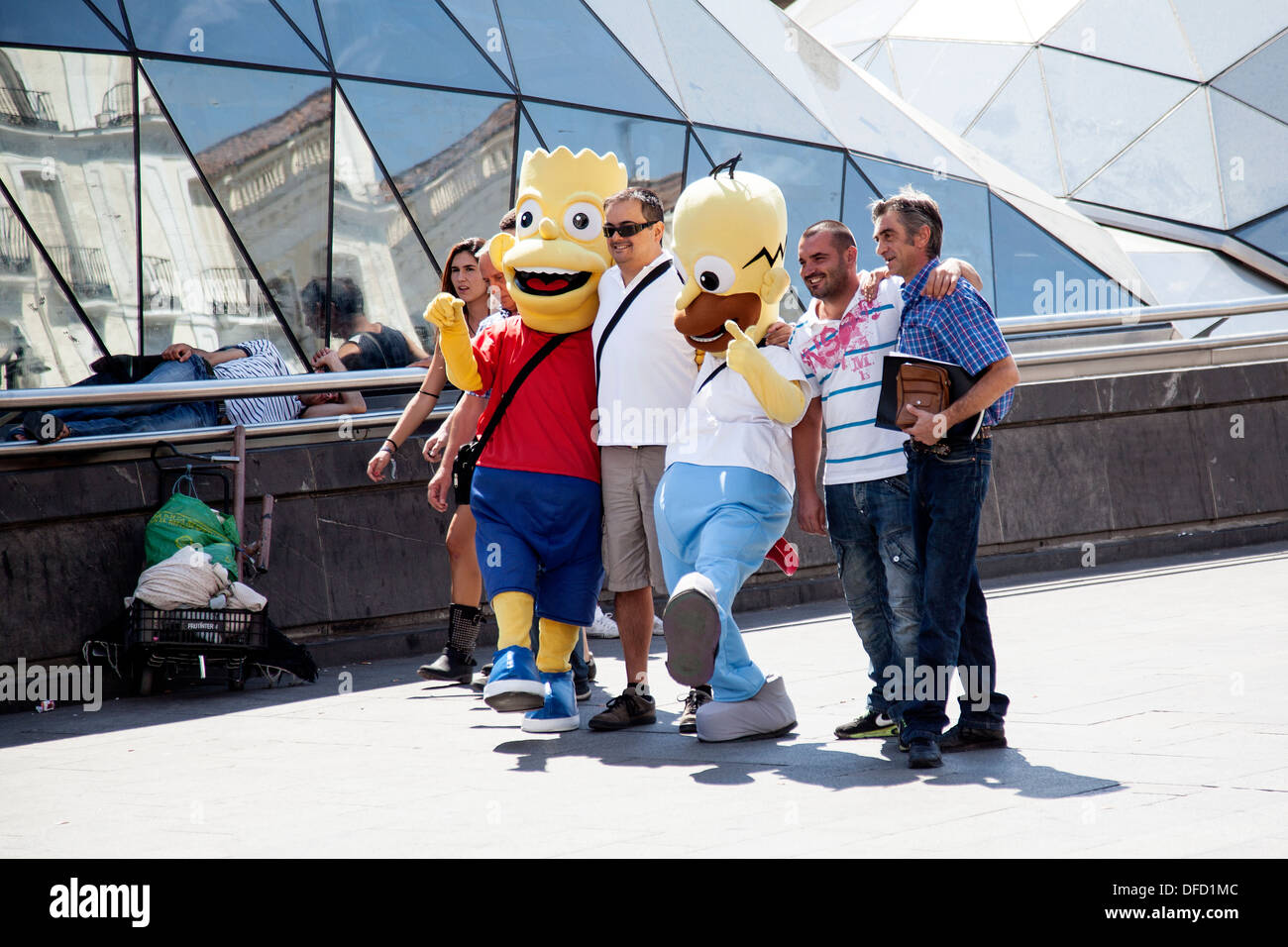 Tourist posent avec artiste de rue, comme les Simpsons dans la Puerta del Sol, Madrid, Espagne Banque D'Images