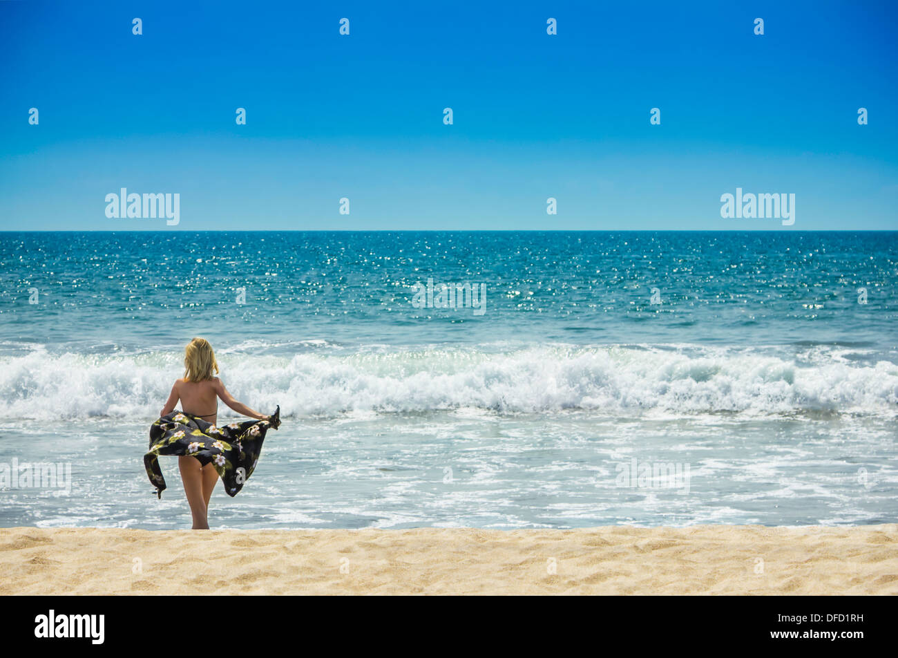 Belle jeune fille sexy woman in bikini sur la plage voyage vacances santé du corps et la liberté concept Banque D'Images