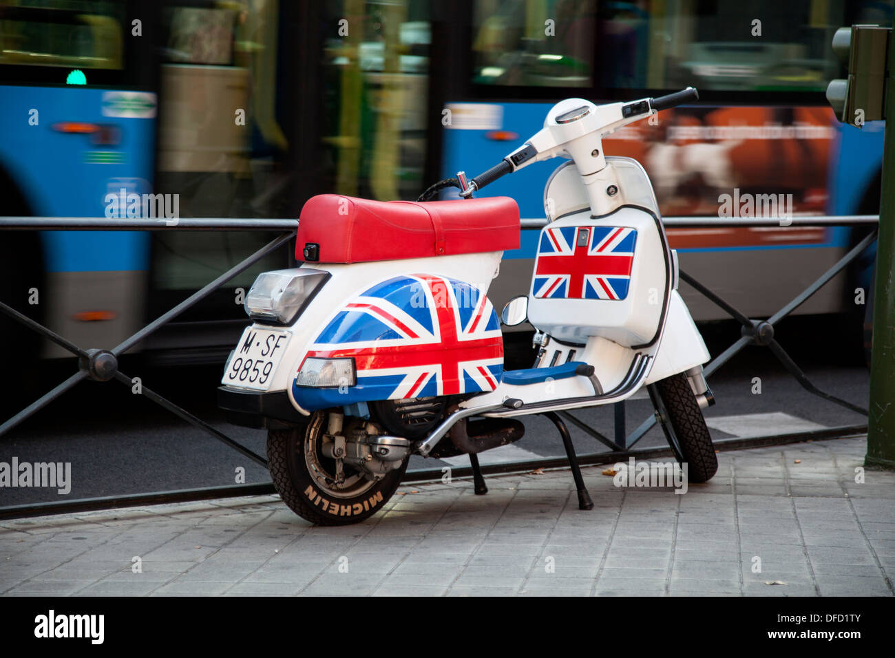 Scooter Vespa avec Union Jacks Banque D'Images