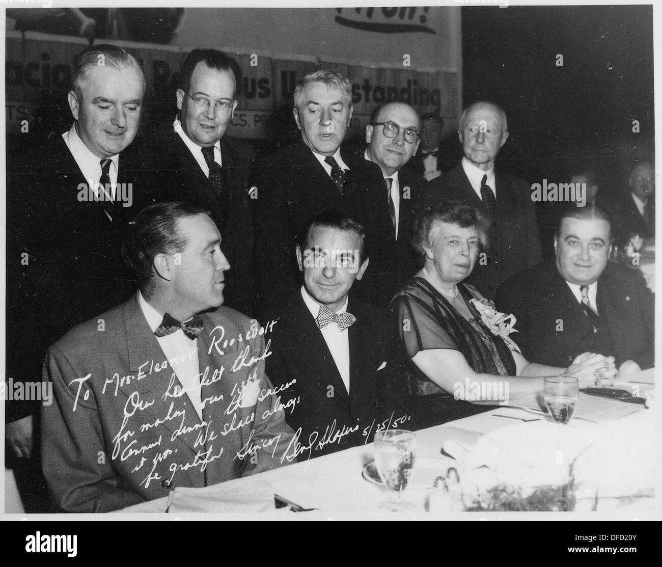 Cette photographie montre Eleanor Roosevelt et le comédien Eddie Cantor à Boston, Massachusetts. Il capture les deux personnalités publiques ensemble lors d’un événement, soulignant les engagements et les apparitions publiques de Roosevelt. Banque D'Images