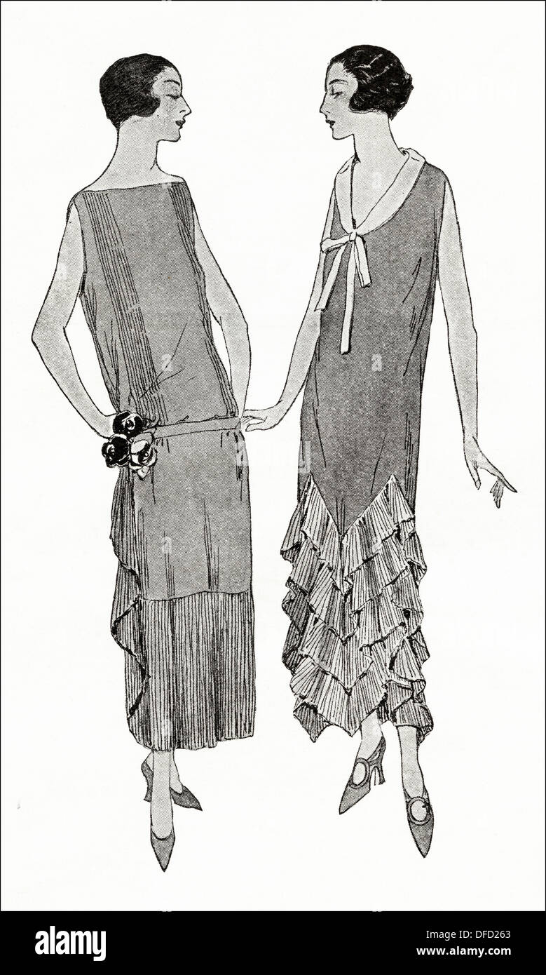 La mode garçonne des années 1920. Crêpe de Chine gris dans ces deux robes avec collerette plissée et volant, concepteur inconnu. Illustration originale d'un magazine de mode féminine vers 1924 Banque D'Images