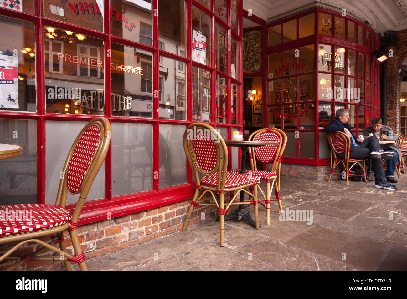 Tables Chaises et les clients à l'avant d'un Café Rouge UK Banque D'Images