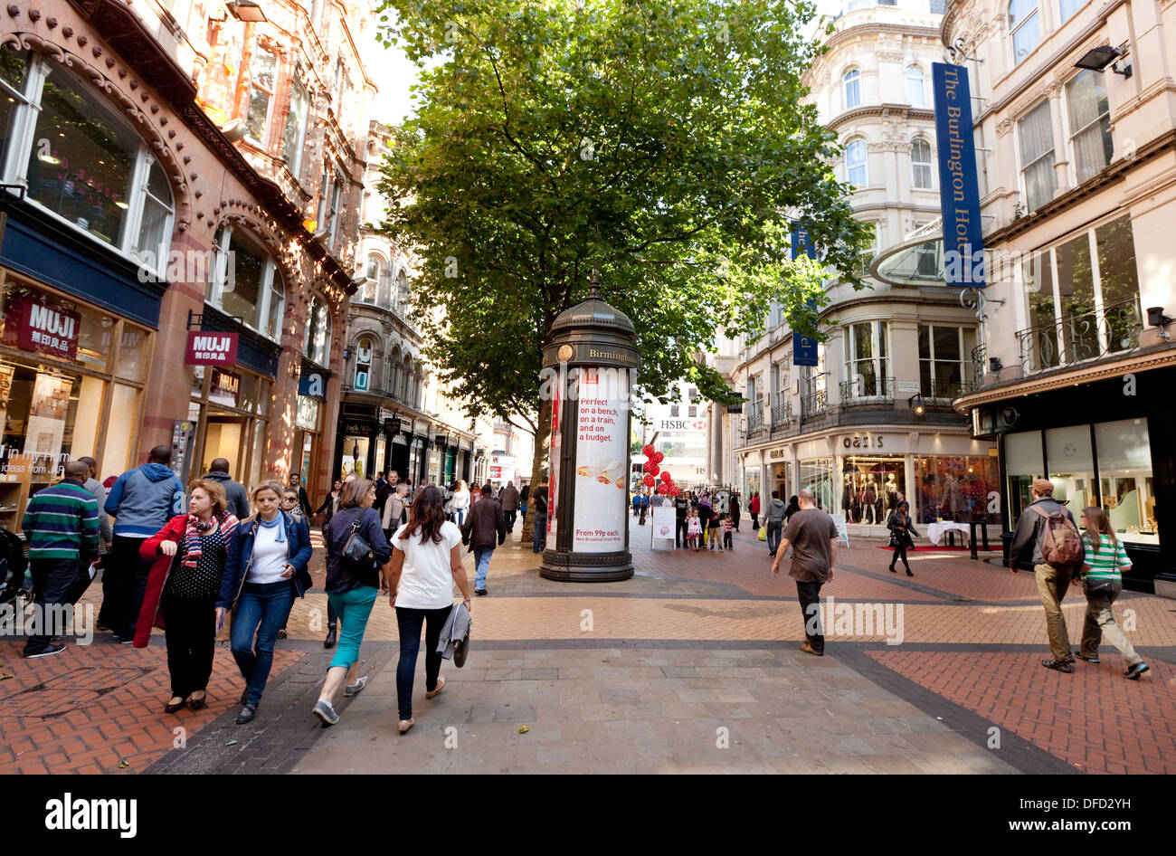 Les gens sur une zone piétonne commerçante high street - New Street, Birmingham City Centre, Royaume-Uni Banque D'Images