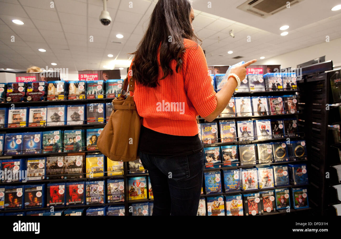 Une jeune femme l'achat de films DVD en magasin HMV, Chapelfields shopping  centre, Norwich Norfolk UK Photo Stock - Alamy
