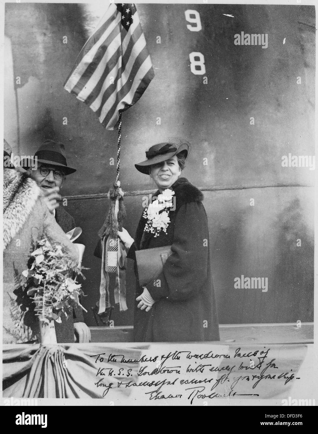 Eleanor Roosevelt baptise l'USS Yorktown à Newport News, en Virginie, marquant un moment important dans l'histoire navale américaine. Banque D'Images