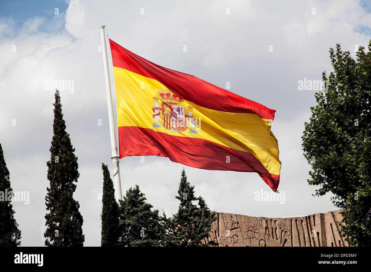 Drapeau espagnol au monument de Colomb par Joaquín Vaquero Turcios, Plaza de Colón, Madrid Espagne Banque D'Images