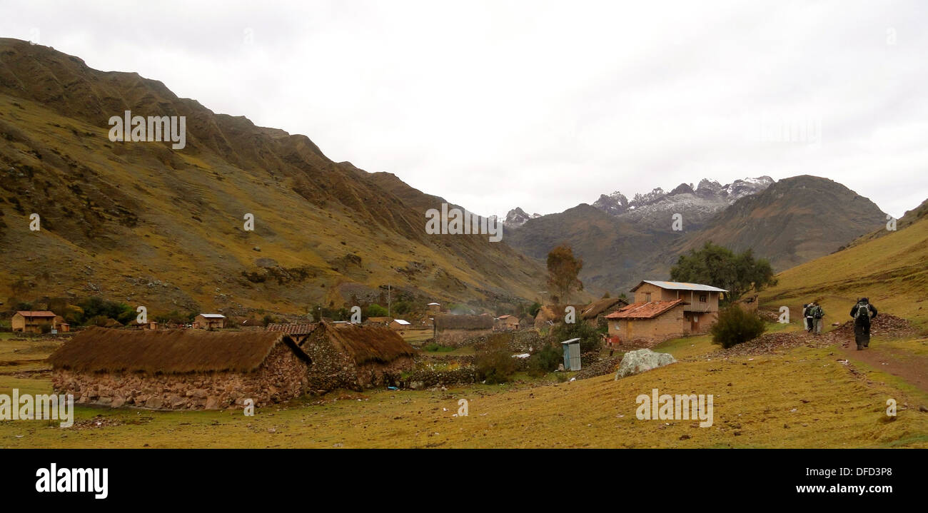 Paysage de montagne dans la vallée de Lares, région de Cuzco, Pérou Banque D'Images