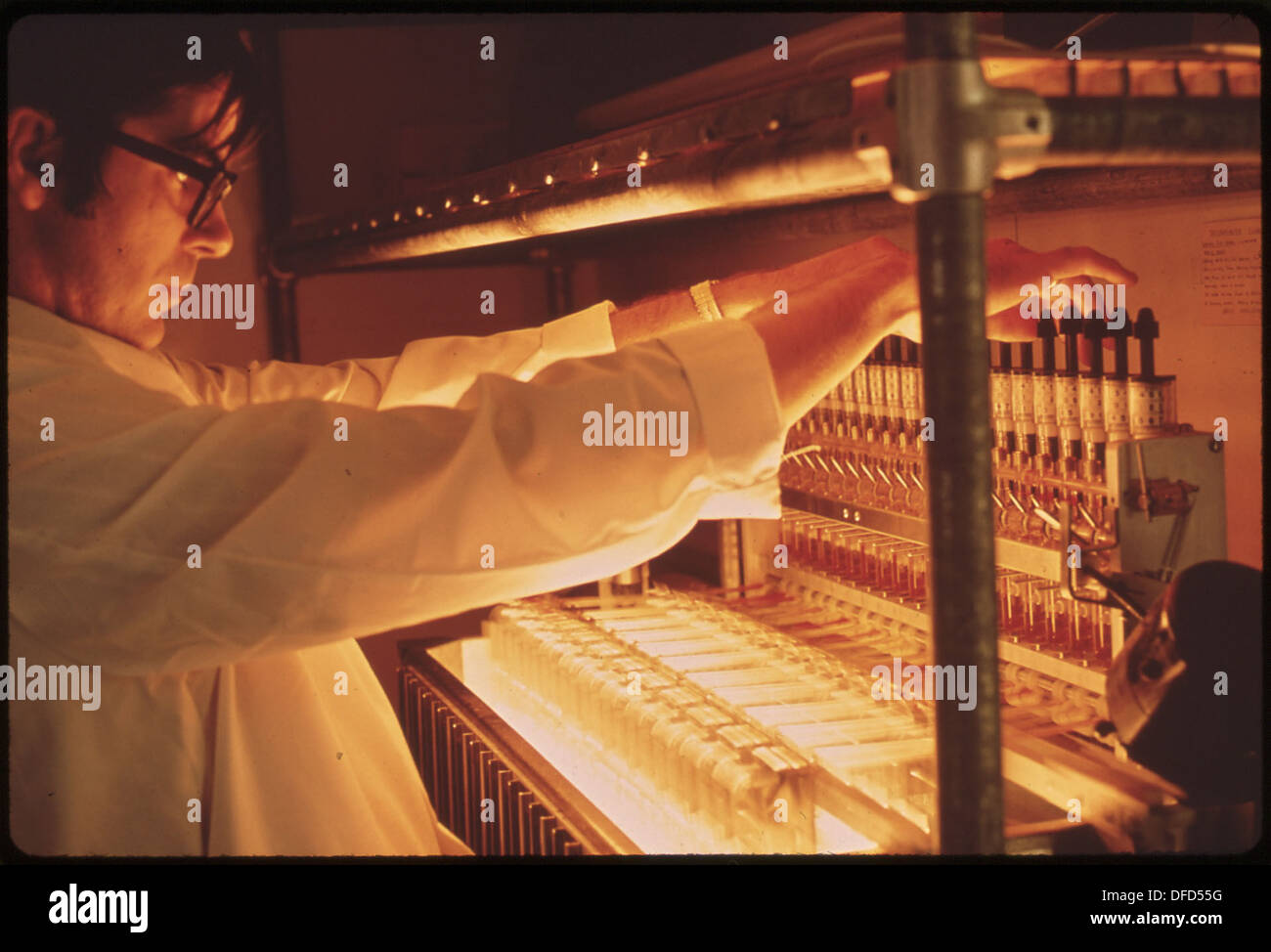 Au Gulf Breeze Laboratory de l'EPA, un biologiste de la pêche utilise un respiromètre pour mesurer l'effet des polluants sur la vie aquatique. Cette étude vise à comprendre les impacts environnementaux sur les écosystèmes marins. Banque D'Images