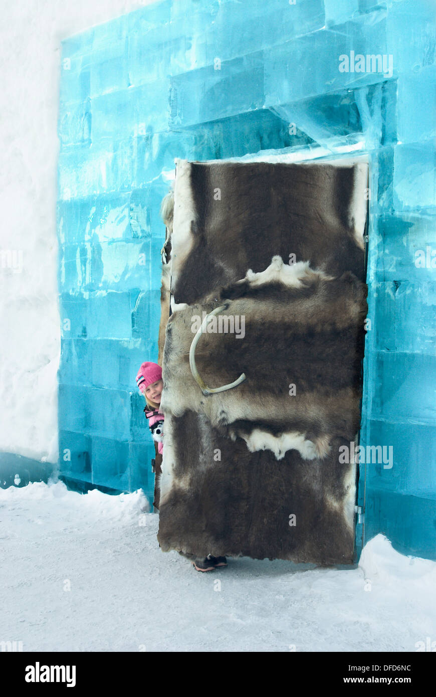 Jeune fille, à l'un couvert de fourrure porte de l'hôtel de glace en Suède Banque D'Images