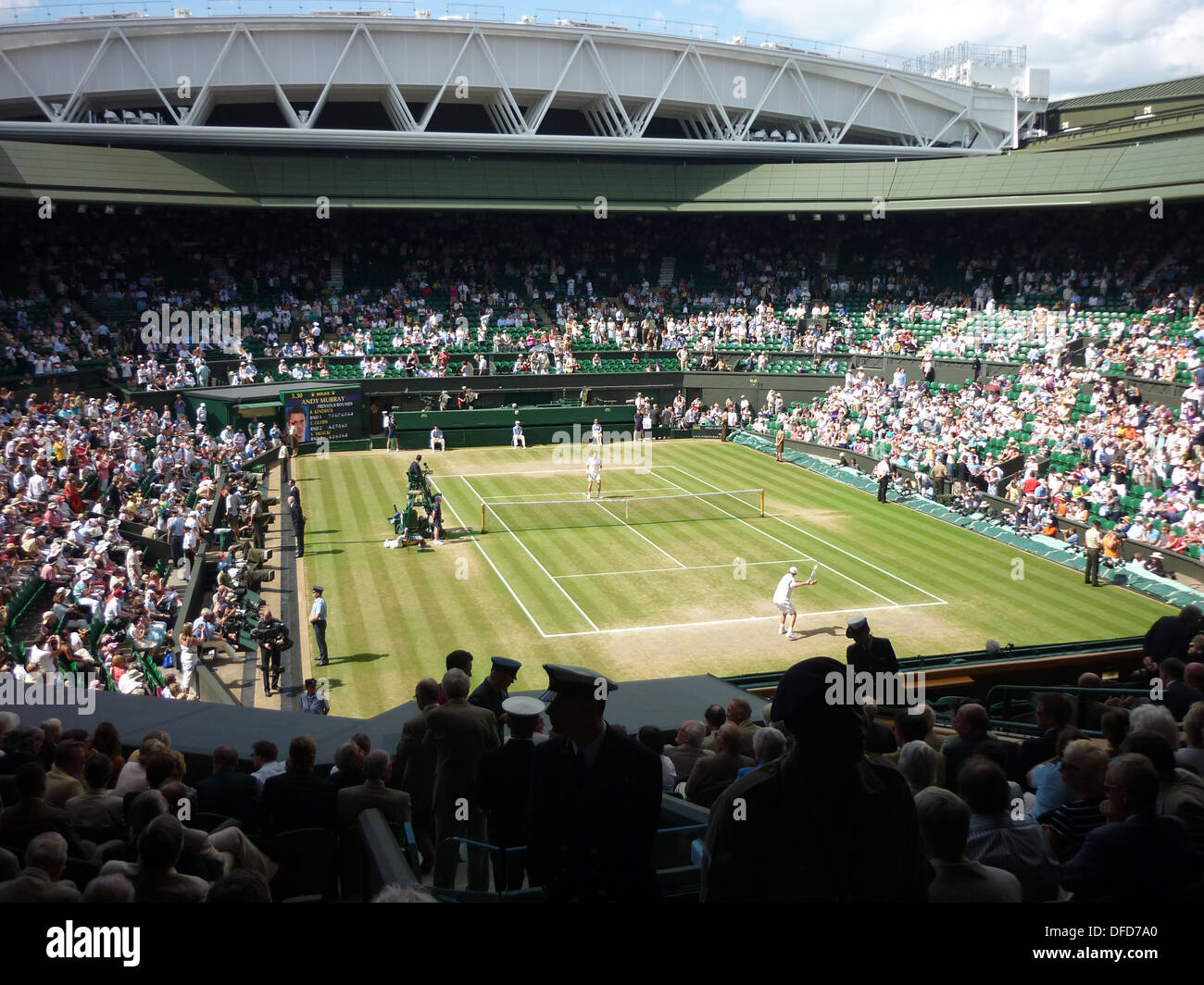 Un match de tennis sur le Court central durant le tournoi de Wimbledon Banque D'Images